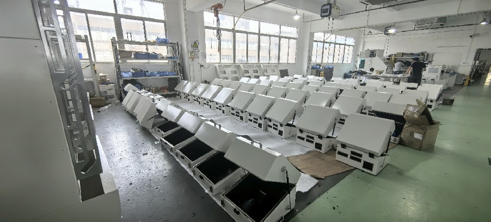 Manual shielding box